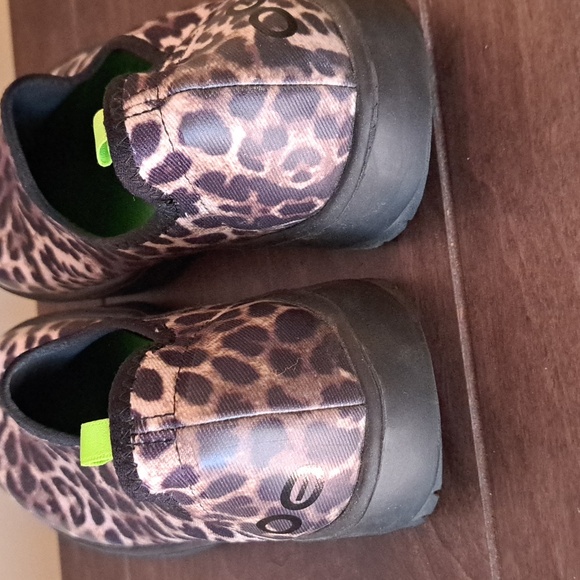 OOFOS OOmg Leapard Print cotton type stretch slip on shoe EUC sz9 - Picture 3 of 6